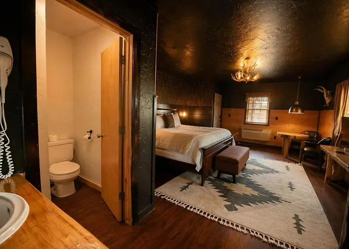 Chinook Winds Lodge *